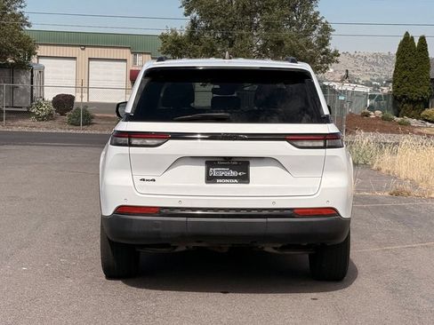 Used 2024 Jeep Grand Cherokee Altitude AWD/4WD image 4