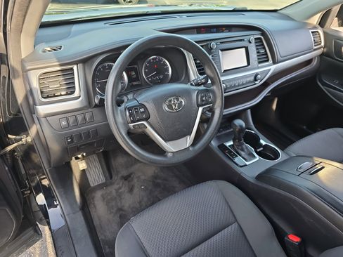 Used 2018 Toyota Highlander LE FWD image 17