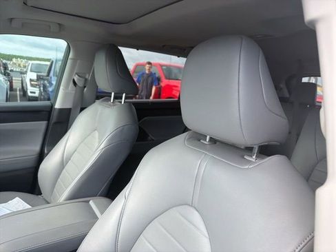 Used 2023 Toyota Highlander XLE image 11