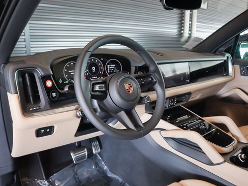 New 2026 Porsche Cayenne S image 4