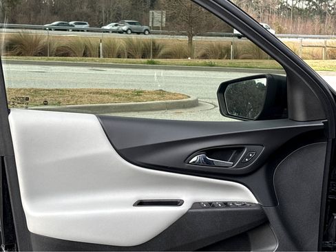 Used 2022 Chevrolet Equinox LS w/ LS Convenience Package image 8