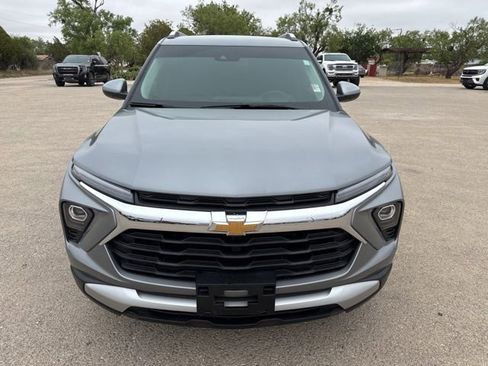 Used 2024 Chevrolet TrailBlazer LT FWD image 2