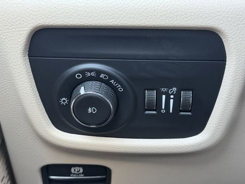 Used 2025 Jeep Grand Cherokee Limited w/ Black Appearance Package image 23