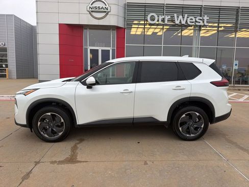 Used 2025 Nissan Rogue SV FWD image 2
