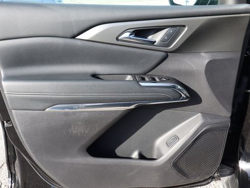 Used 2025 Chevrolet Traverse LT image 13