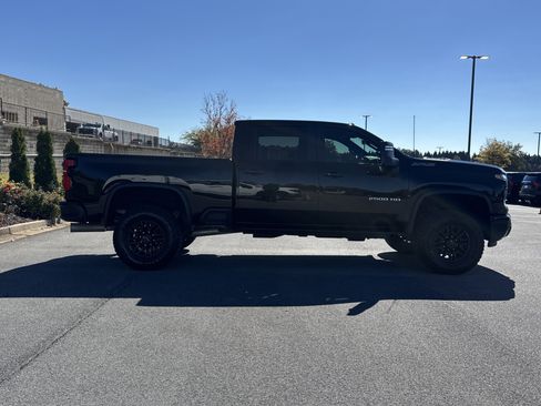 Used 2025 Chevrolet Silverado 2500 ZR2 w/ Technology Package image 11