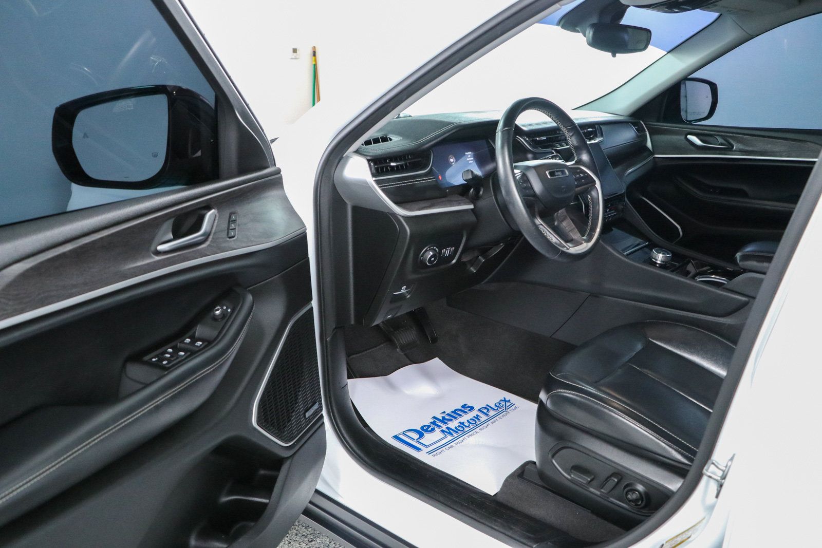 Used 2021 Jeep Grand Cherokee L Limited RWD image 3