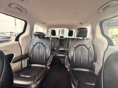 Used 2023 Chrysler Pacifica Touring-L FWD image 23