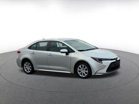 Used 2025 Toyota Corolla LE image 2