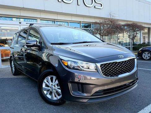 Used 2017 Kia Sedona LX w/ LX Essentials Premium Package image 1