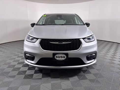 Used 2024 Chrysler Pacifica Limited image 2