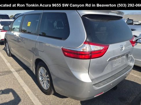 Used 2015 Toyota Sienna XLE w/ XLE Navigation Package FWD image 5