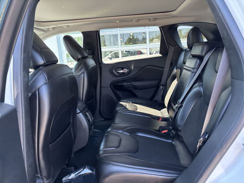 Certified 2019 Jeep Cherokee Latitude Plus AWD/4WD image 6
