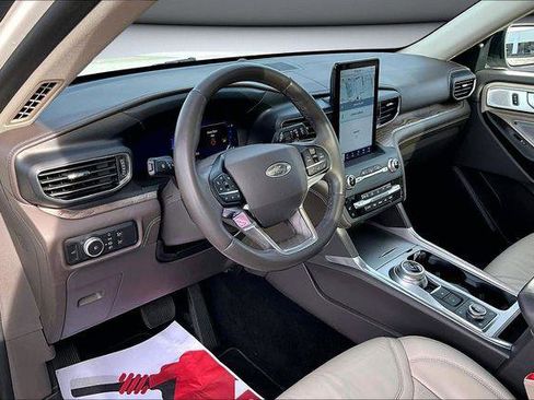 Used 2020 Ford Explorer Platinum w/ Premium Technology Package image 18