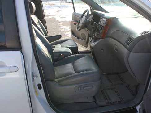 Used 2006 Toyota Sienna XLE image 32