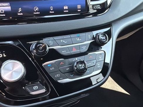 Used 2025 Chrysler Pacifica Select image 30