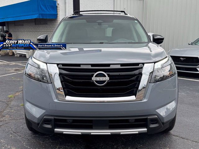 Used 2025 Nissan Pathfinder Platinum FWD image 2