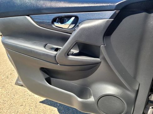 Used 2020 Nissan Rogue SV FWD image 17