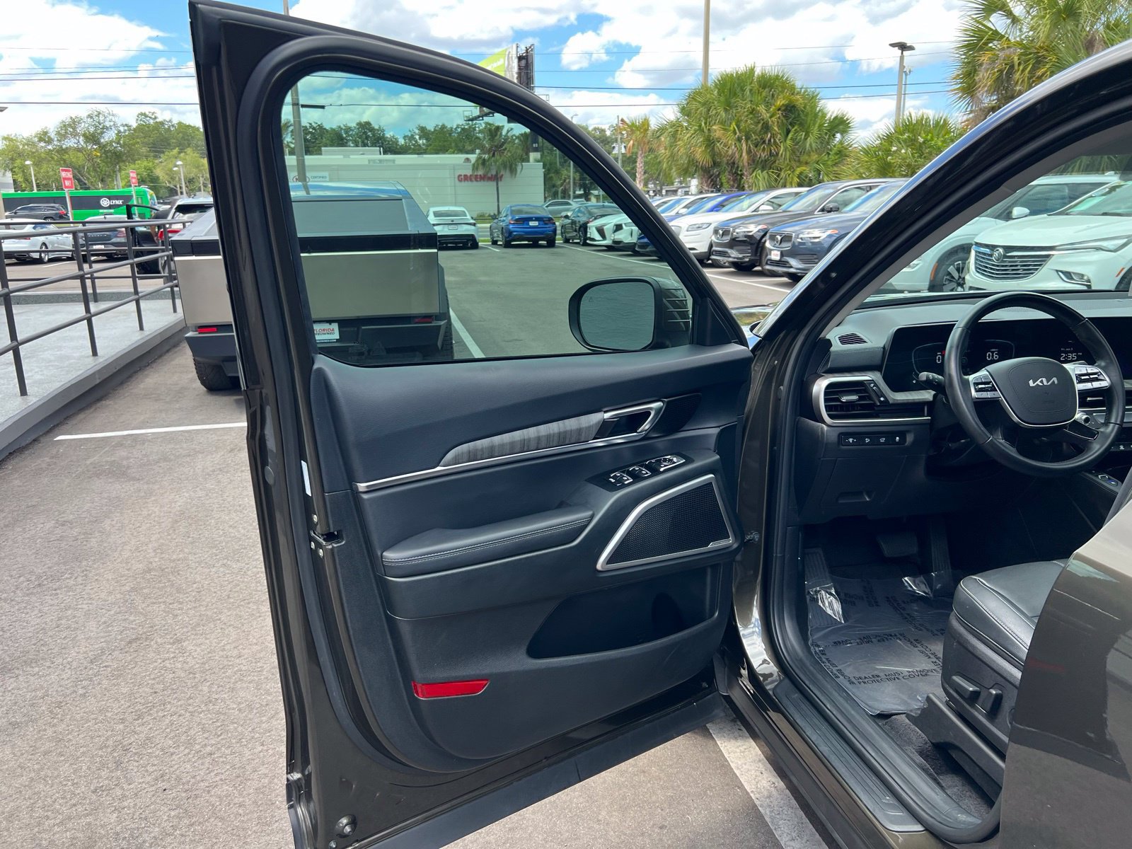 Used 2025 Kia Telluride EX w/ EX Captain's Chair Package FWD image 26