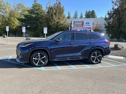 Used 2022 Toyota Highlander XSE image 2