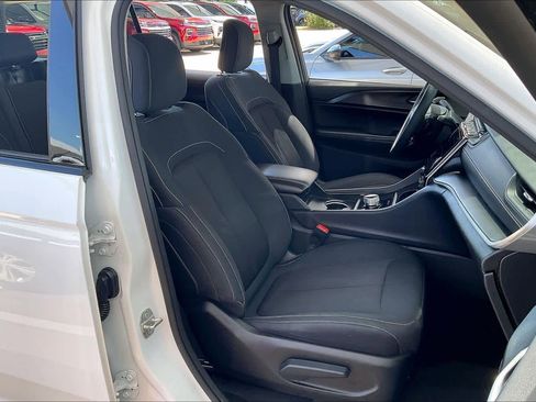 Used 2023 Jeep Grand Cherokee L Laredo image 10