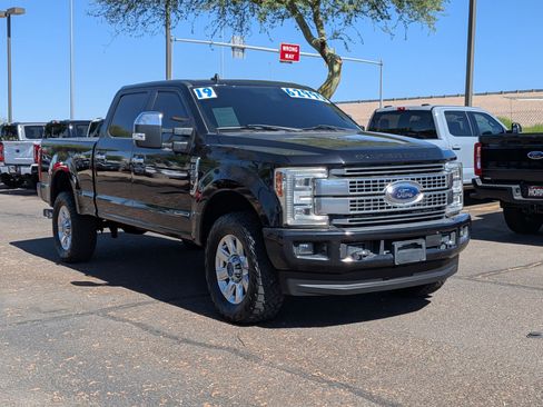 Used 2019 Ford F250 Platinum w/ Platinum Ultimate Package AWD/4WD image 3