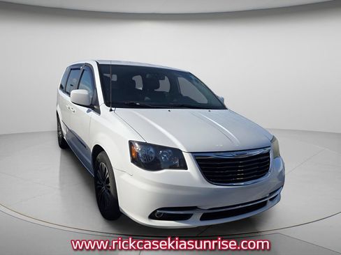 Used 2014 Chrysler Town & Country S FWD image 3