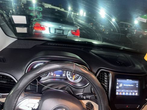 Used 2019 Jeep Cherokee Latitude w/ Popular Appearance Group FWD image 14