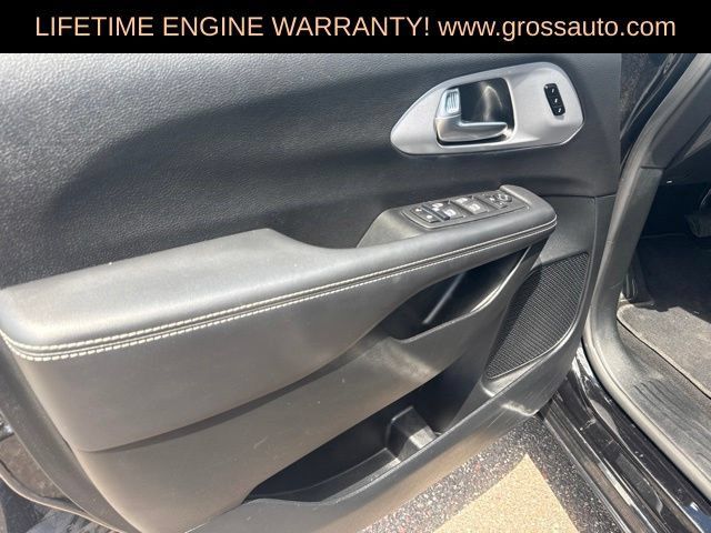 Used 2025 Chrysler Pacifica Limited FWD image 14