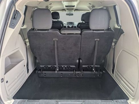 Used 2016 Chrysler Town & Country Touring FWD image 12