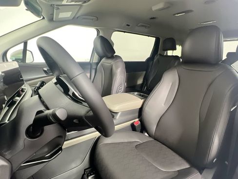 New 2026 Kia Carnival EX FWD image 13