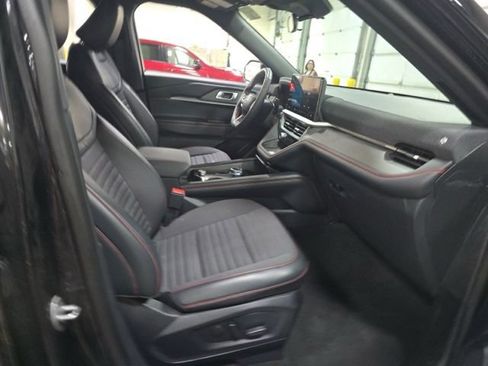 Used 2025 Ford Explorer ST-Line w/ ST-Line Street Pack AWD/4WD image 9
