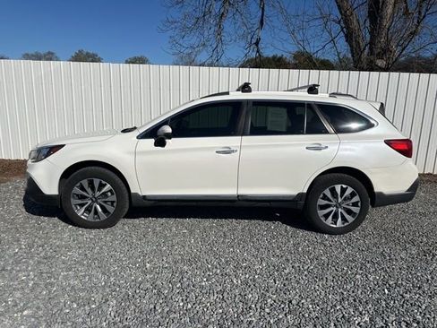 Used 2018 Subaru Outback 3.6R Touring image 2
