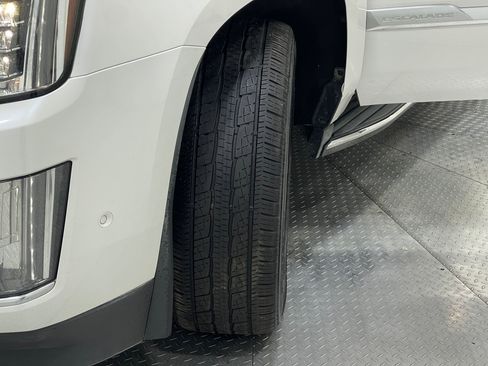 Used 2018 Cadillac Escalade Luxury w/ LPO, Radiant Package image 40