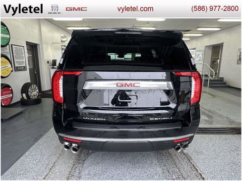 Used 2024 GMC Yukon Denali w/ Advanced Technology Package image 3