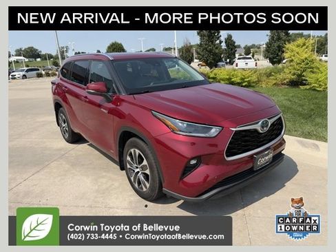 Used 2021 Toyota Highlander XLE AWD/4WD image 1