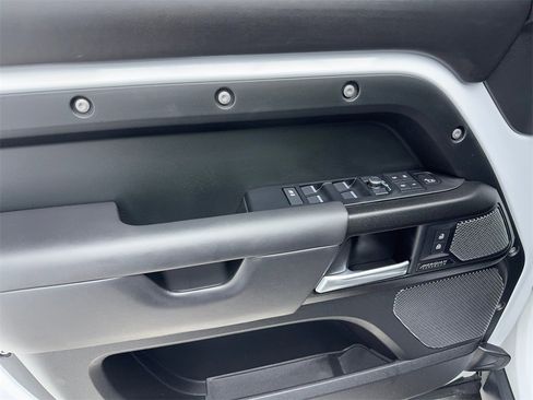 Used 2023 Land Rover Defender 110 V8 image 39