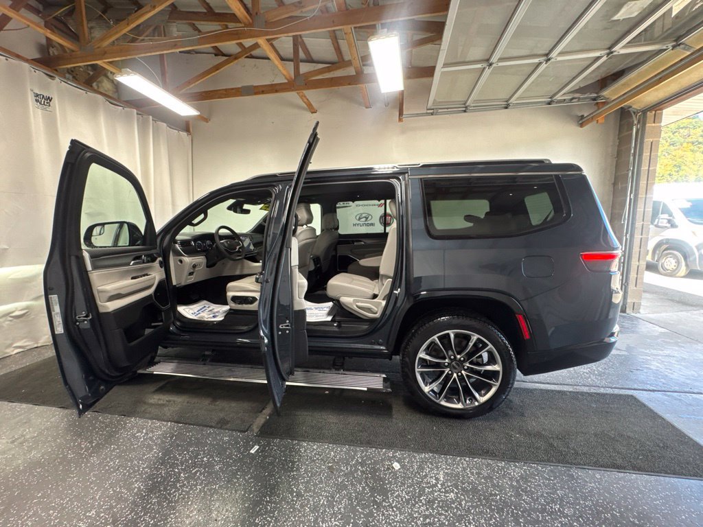 Used 2025 Jeep Wagoneer Series III w/ Premium Group I AWD/4WD image 36