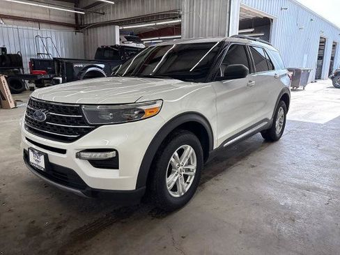 Certified 2021 Ford Explorer XLT w/ Equipment Group 202A AWD/4WD image 4