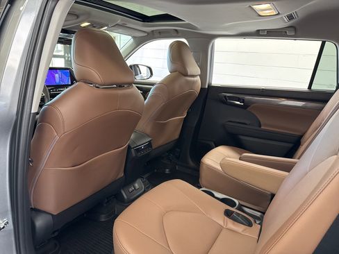 Certified 2025 Toyota Highlander Limited image 45