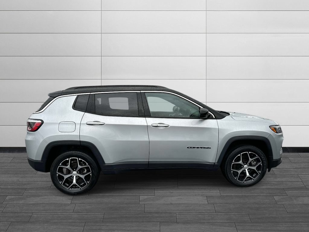 Used 2024 Jeep Compass Limited AWD/4WD image 2