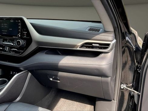Used 2022 Toyota Highlander XLE FWD image 29