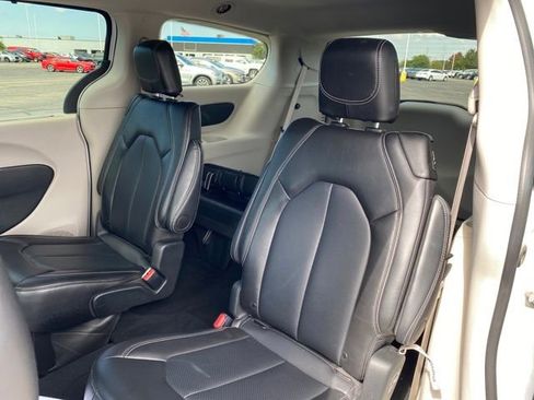Used 2024 Chrysler Pacifica Touring-L image 18