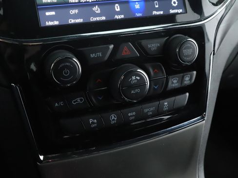 Certified 2022 Jeep Grand Cherokee Laredo X image 16