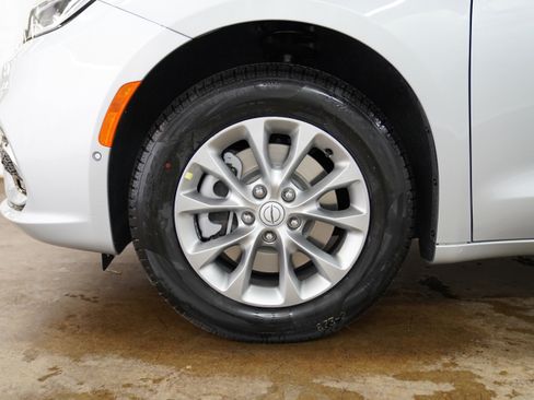 New 2026 Chrysler Pacifica Select AWD/4WD image 16