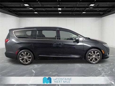 Used 2017 Chrysler Pacifica Limited w/ UConnect Theater Package image 6