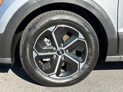 Used 2023 Kia Niro EX FWD image 9