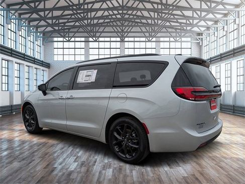 New 2026 Chrysler Pacifica Select w/ S Appearance Package image 6