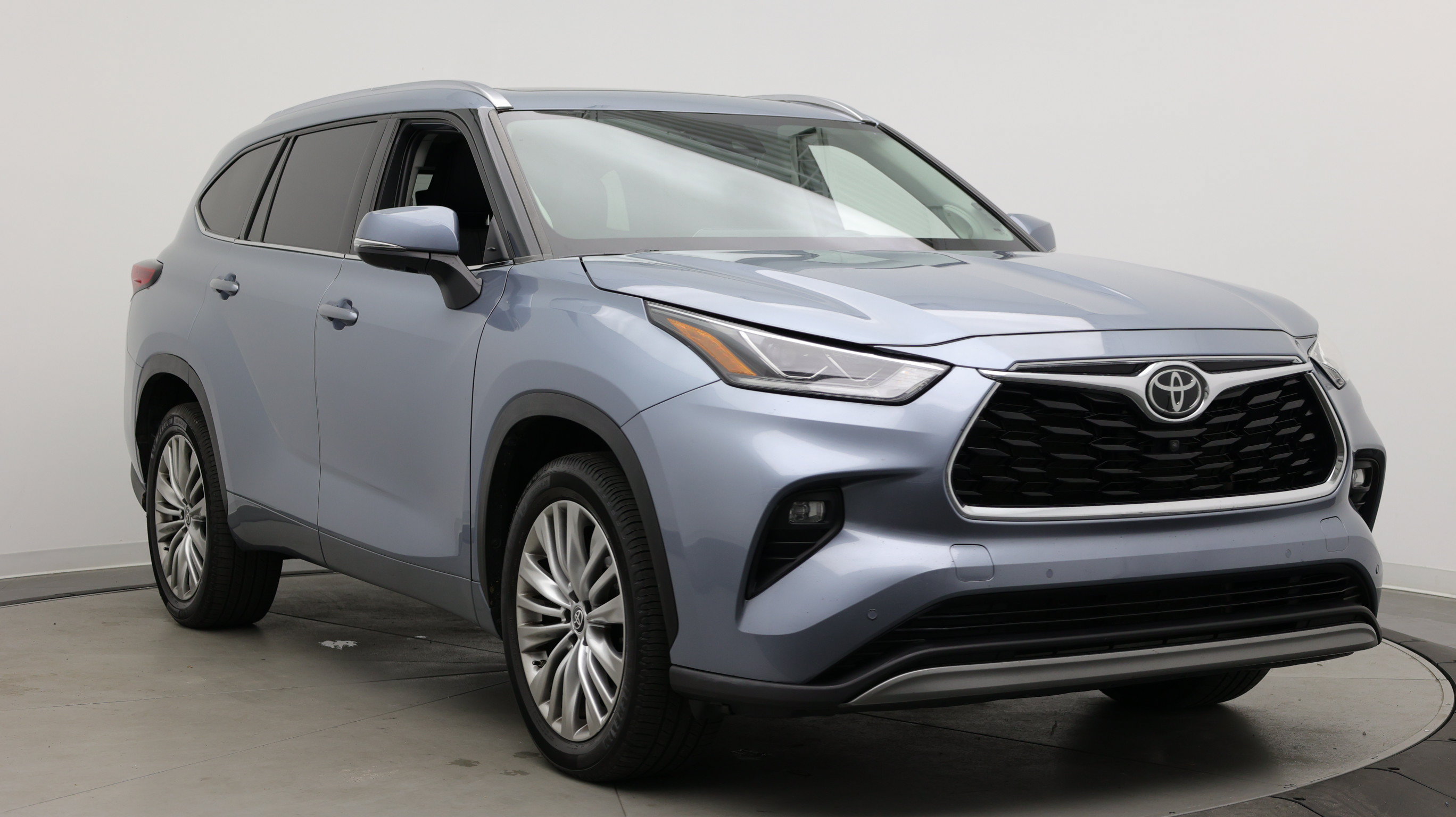Used 2022 Toyota Highlander Platinum FWD image 3