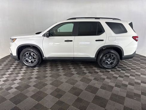 Used 2025 Honda Pilot TrailSport image 9